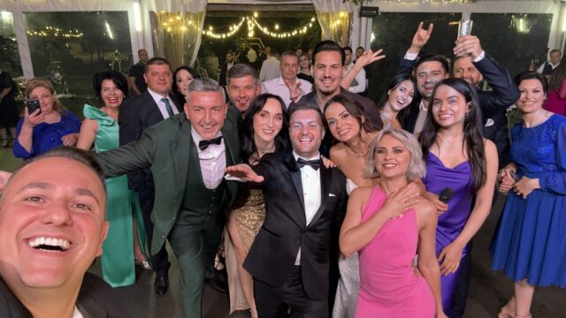 Selfie Trupa Atelier cu mirii Iulia și Marius și invitații la nunta de la Domeniul Manasia