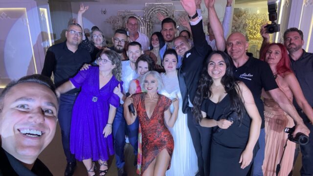 Selfie Trupa Atelier cu mirii Ruxi și Andrei și invitații la nunta de la Ambasador Regal Craiova