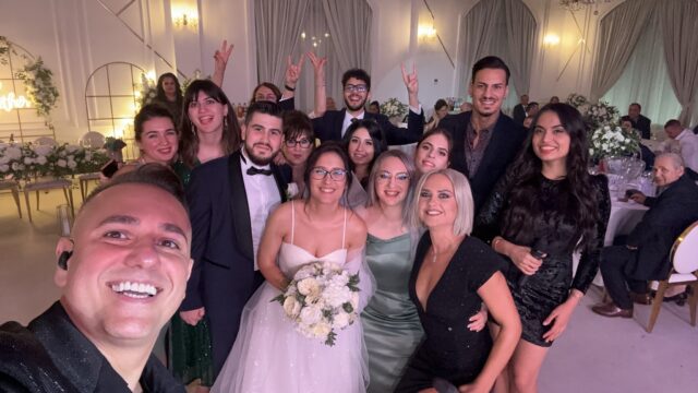 Selfie Trupa Atelier cu mirii Ioana și Alexandru și invitații la nunta de la Conacul din Livadă Popești-Leordeni