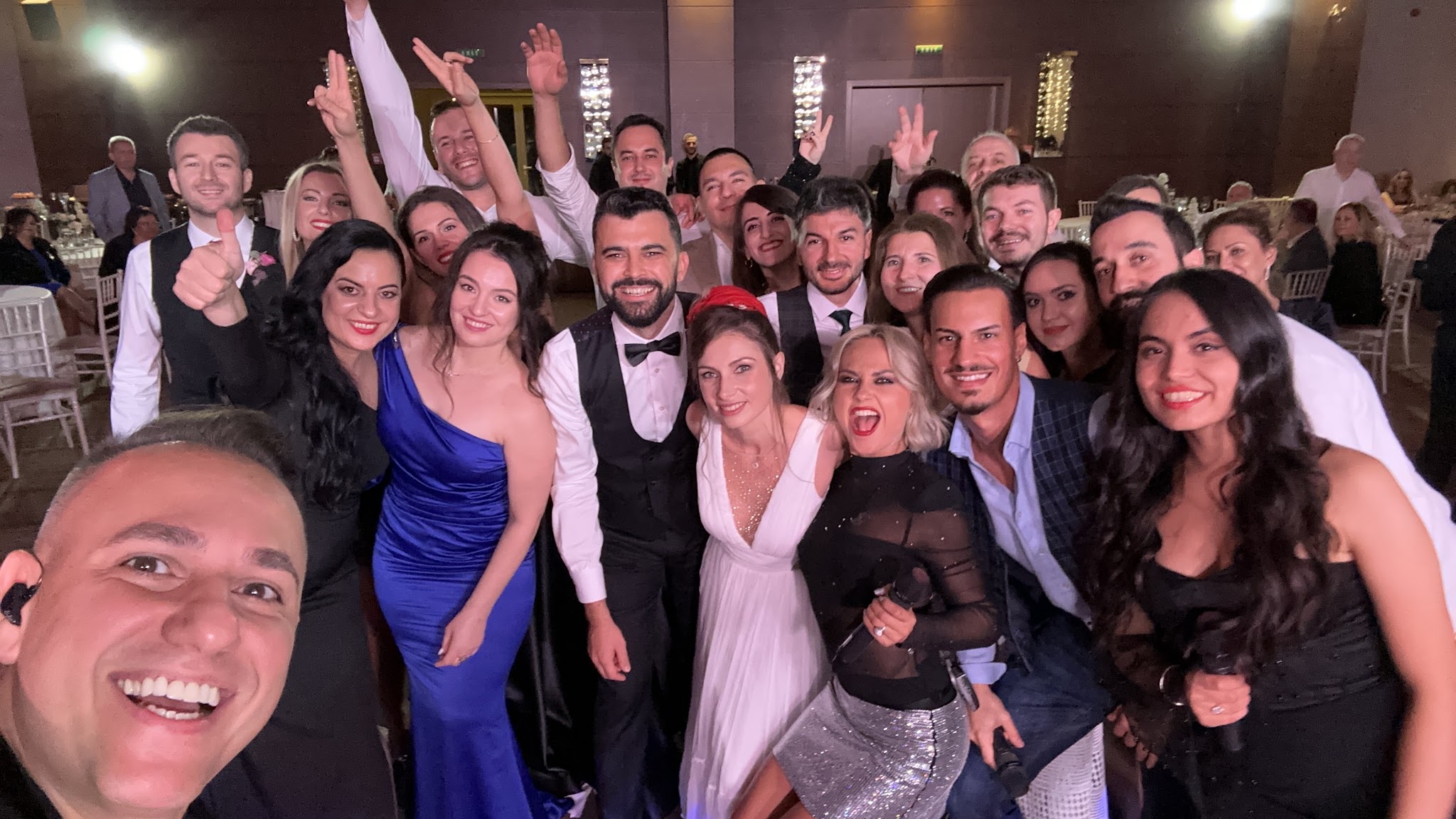 Selfie Trupa Atelier cu mirii Manuela și Selman și invitații la nunta de la Ramada Pitești