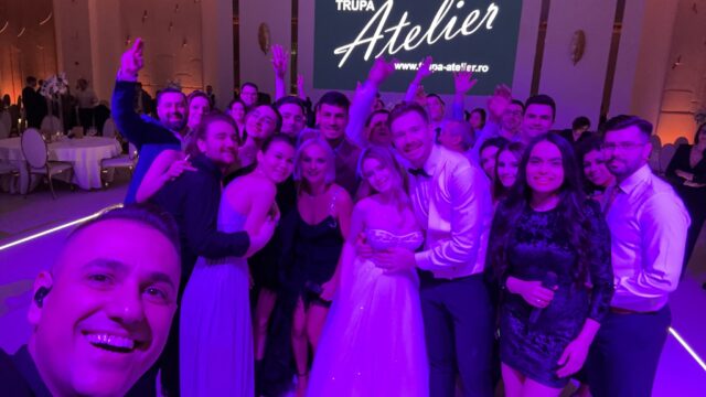 Selfie Trupa Atelier cu mirii Rareș și Danesa și invitații la nunta de la Artemis Leto Oradea