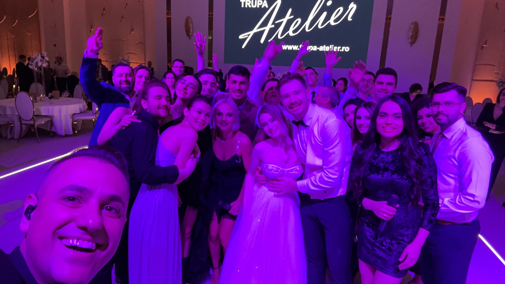 Selfie Trupa Atelier cu mirii Rareș și Danesa și invitații la nunta de la Artemis Leto Oradea