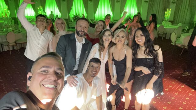 Selfie Trupa Atelier cu mirii Irina și Ovidiu și invitații la nunta de la Palatul Snagov