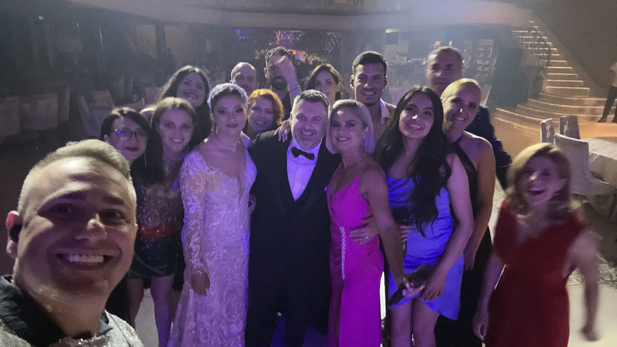 Selfie Trupa Atelier cu mirii Adela și Cristian și invitații la nunta de la Le Chateau București