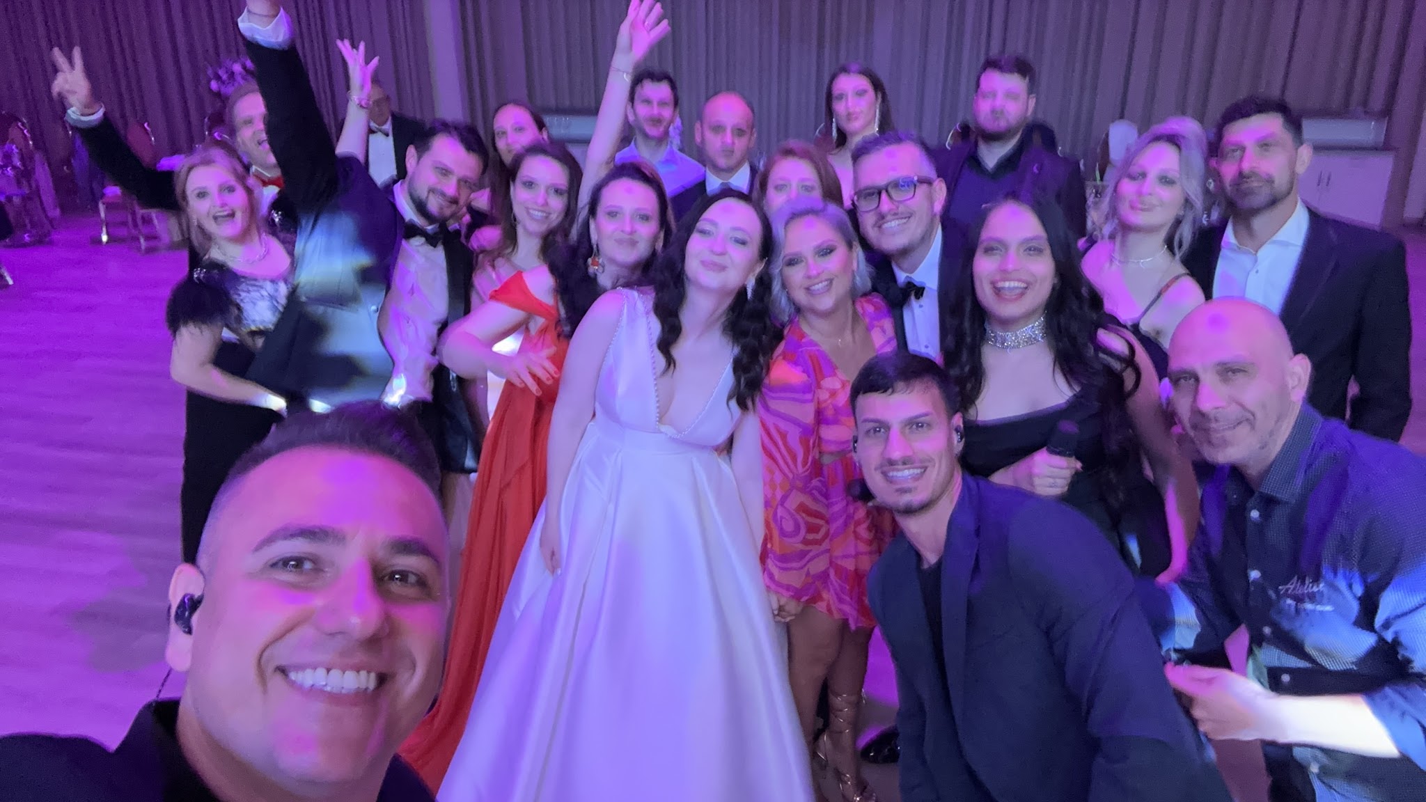 Selfie Trupa Atelier cu mirii Dana și Andrei și invitații la nunta de la Apolodor by Danube Drobeta-Turnu Severin