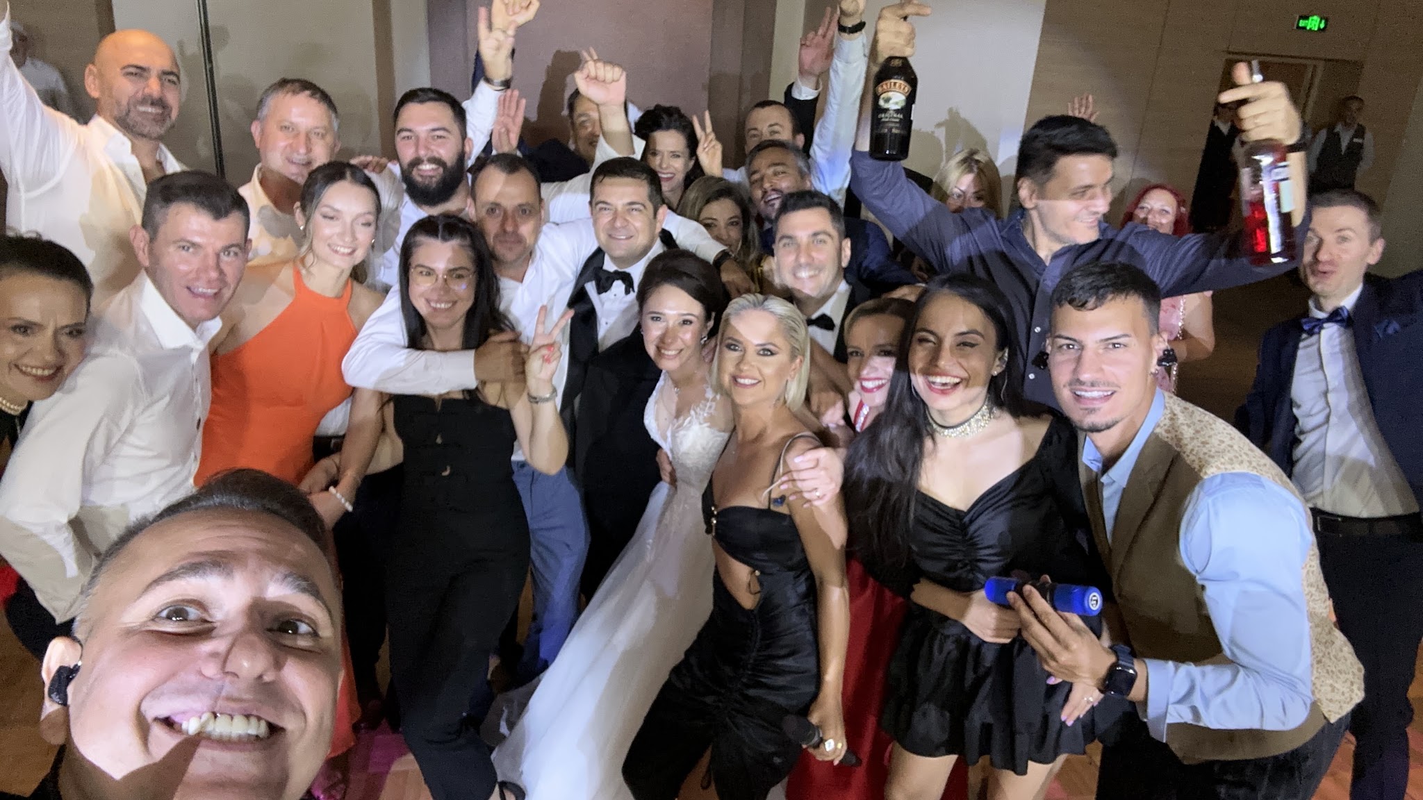 Selfie Trupa Atelier cu mirii Alina și Ștefan și invitații la nunta de la Ramada North București