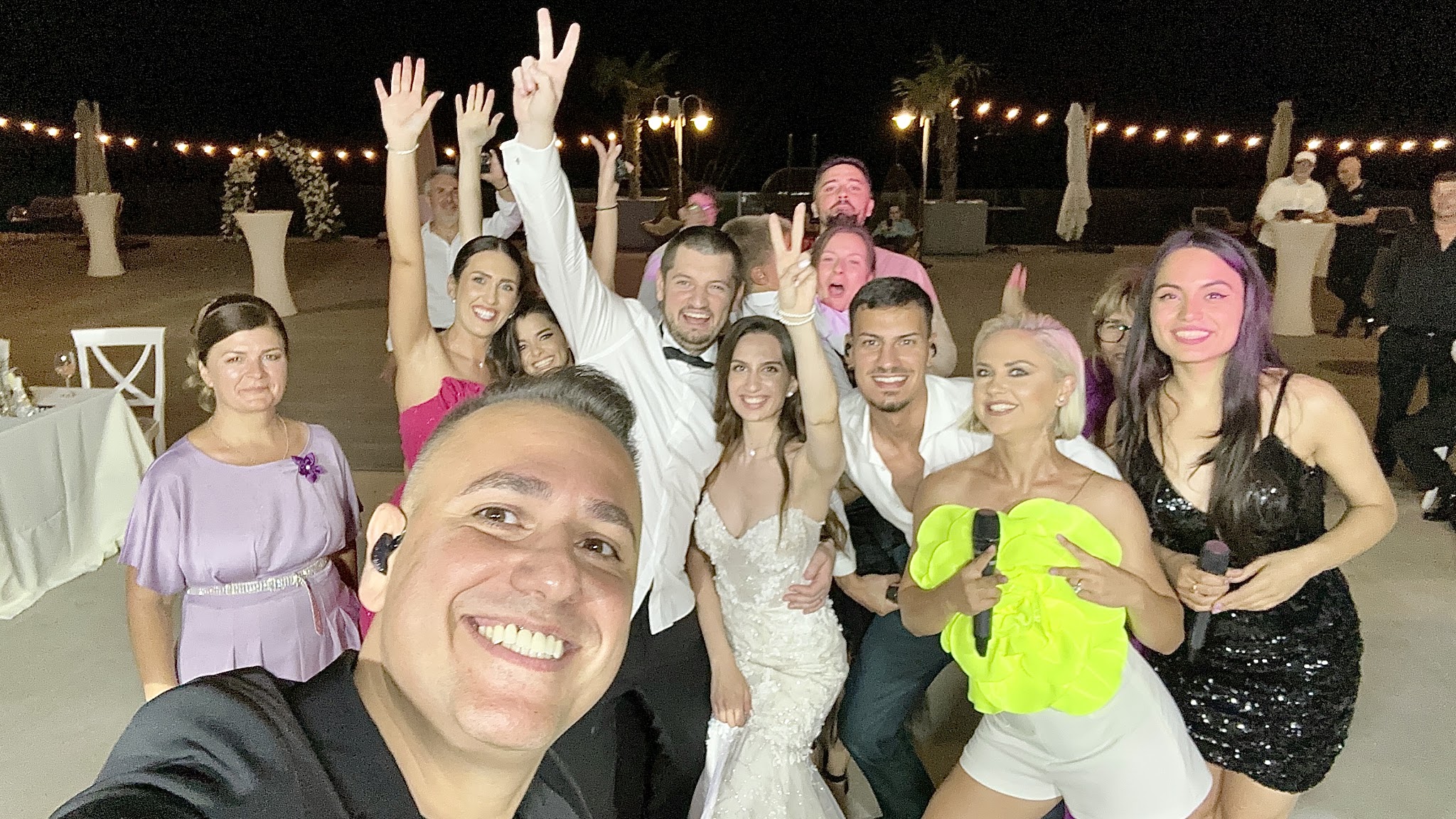 Selfie Trupa Atelier cu mirii Daiana și Ștefan și invitații la nunta de la Snagov Club