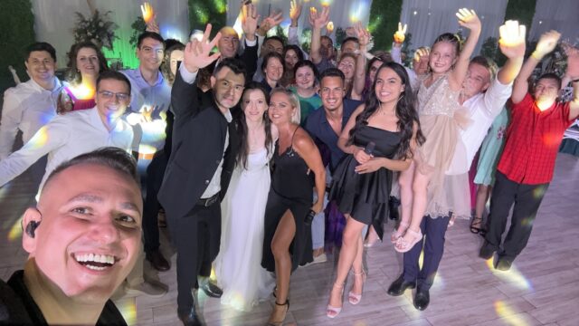 Selfie Trupa Atelier cu mirii Liz și Laurențiu și invitații la nunta de la Ambasador Garden Craiova