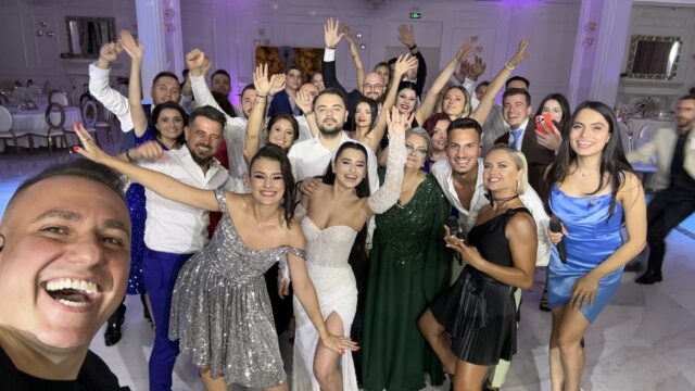 Selfie Trupa Atelier cu mirii Oana și Mihai și invitații la nunta de la Domeniul cu Cireși