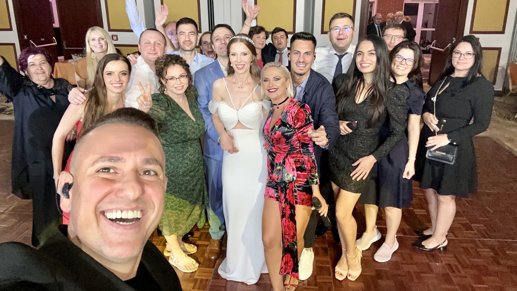 Selfie Trupa Atelier cu mirii Florina și Călin și invitații la nunta de la Caro Hotel București