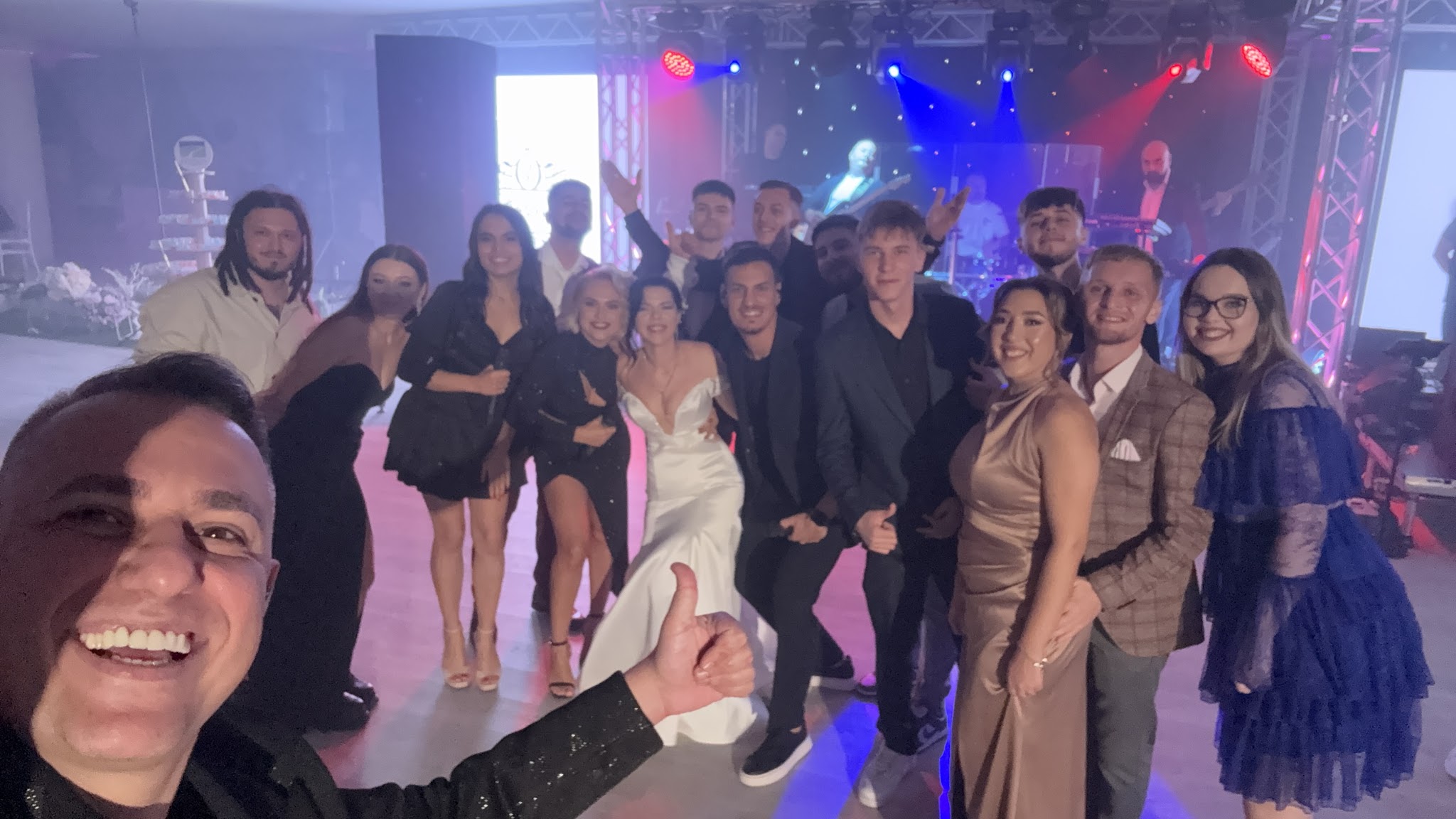 Selfie Trupa Atelier cu mirii Liana și Andrei și invitații la nunta de la Restaurant Dorna Mamaia