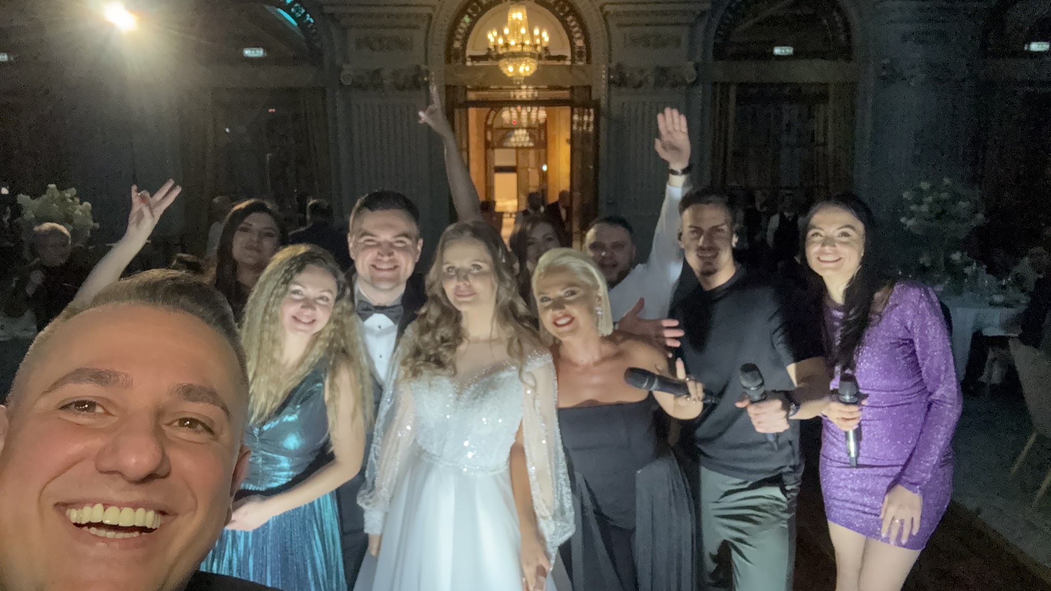 Selfie Trupa Atelier cu mirii Anca și Bogdan și invitații la nunta și botezul de la InterContinental Athénée Palace București