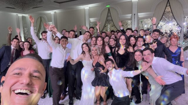 Selfie Trupa Atelier cu mirii Anca și Laur și invitații la nunta de la Princess Craiova