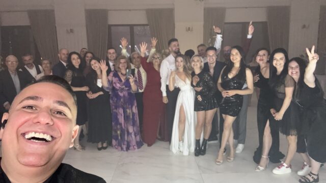 Selfie Trupa Atelier cu mirii Marina și Bogdan și invitații la nunta de la Toya Cernica