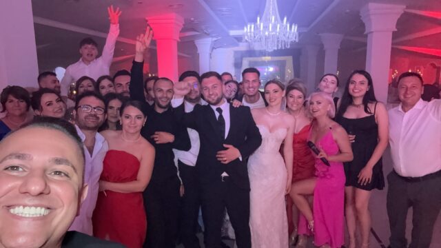 Selfie Trupa Atelier cu mirii Gabriela și Bogdan și invitații la nunta de la Varuna Parc Găești
