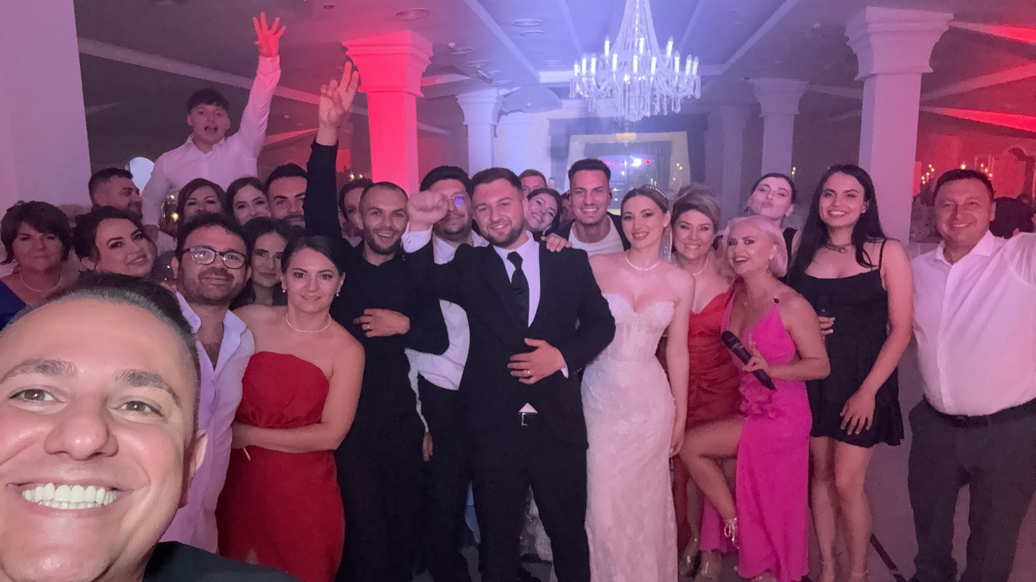 Selfie Trupa Atelier cu mirii Gabriela și Bogdan și invitații la nunta de la Varuna Parc Găești