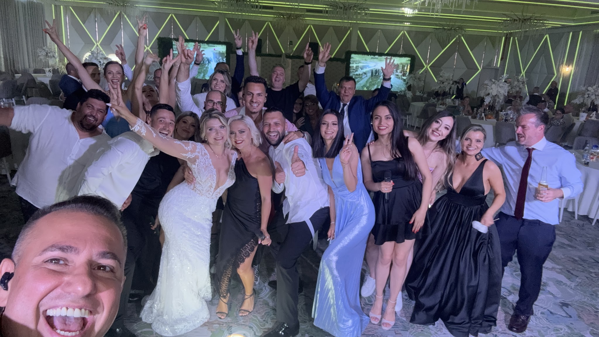 Selfie Trupa Atelier cu mirii Livia și Bogdan și invitații la nunta de la Hotel Chițulescu Târgoviște