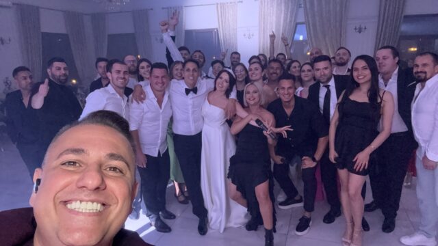 Selfie Trupa Atelier cu mirii Roxana și Karim și invitații la nunta de la Cernica Events