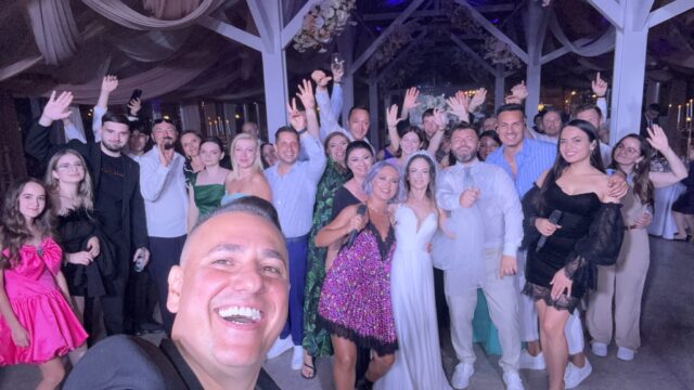 Selfie Trupa Atelier cu mirii Ștefania și Silviu și invitații la nunta de la Wow Hambar Domnești