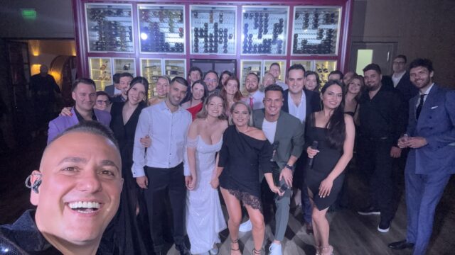 Selfie Trupa Atelier cu mirii Ana și Vlad și invitații la nunta și botezul de la Clubul Diplomatic București