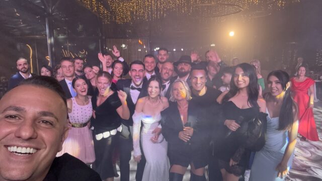 Selfie Trupa Atelier cu mirii Claudia și Mihnea și invitații la nunta de la L'Amour de la Forêt Craiova