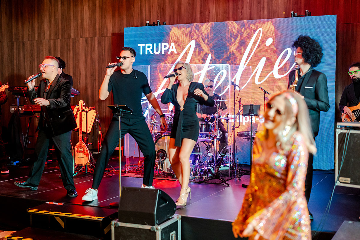 Ilustrație: Un cuplu dansează fericit la nuntă, înconjurat de muzicieni