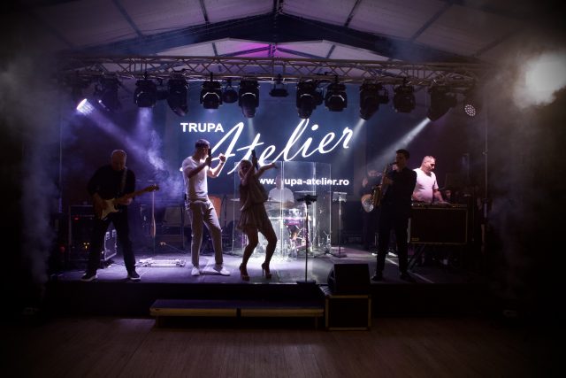 Scena Trupei Atelier cu sunet și lumini – petrecere corporate la Casa Vlăsia, Snagov