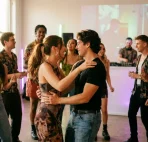 Trenduri muzicale 2026: ce melodii vor anima petrecerea ta