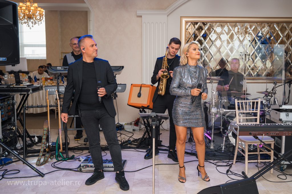 Vlad, Sasha și saxofonistul trupei Atelier – aniversare la Seva Events, Mizil