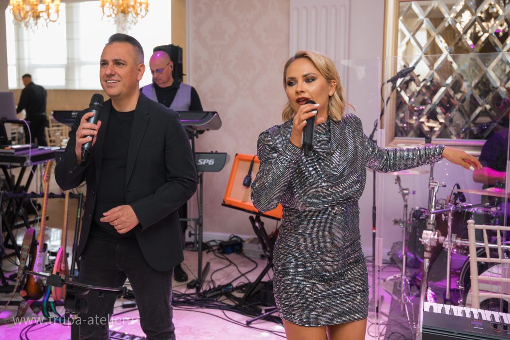Vlad și Sasha de la Trupa Atelier cântând la o aniversare, Seva Events Mizil