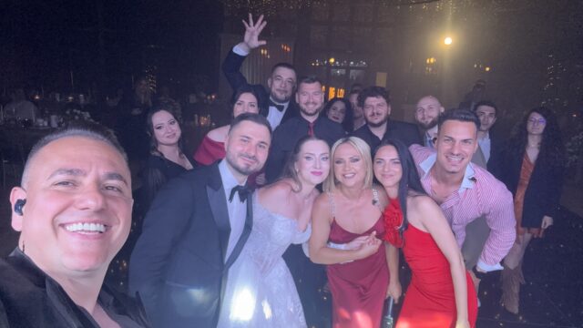 Selfie Trupa Atelier cu mirii Smaranda și Alexandru și invitații la nunta de la RSR Craiova