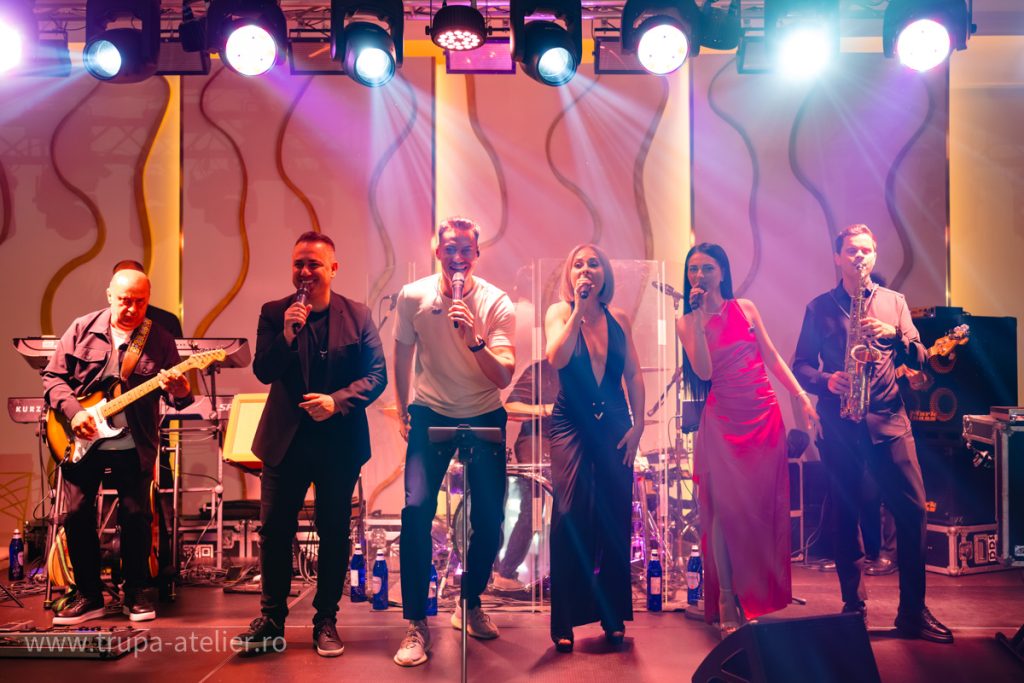 Soliștii și instrumentiștii trupei Atelier pe scenă – nuntă la Reyna Events, București