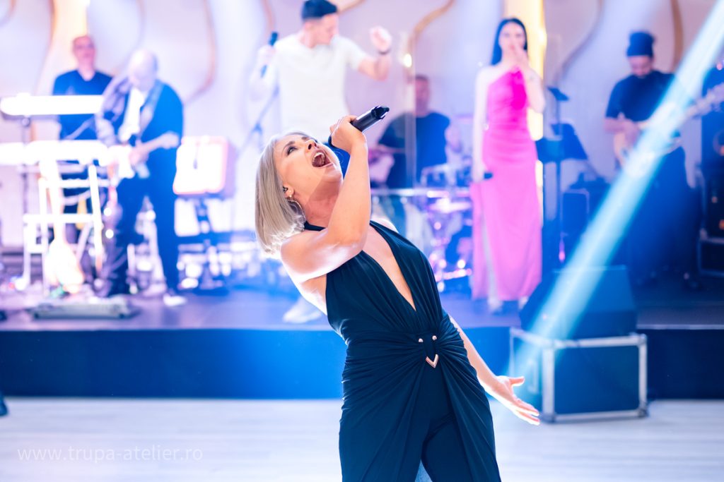 Sasha de la Trupa Atelier cântând la o nuntă la Reyna Events, București