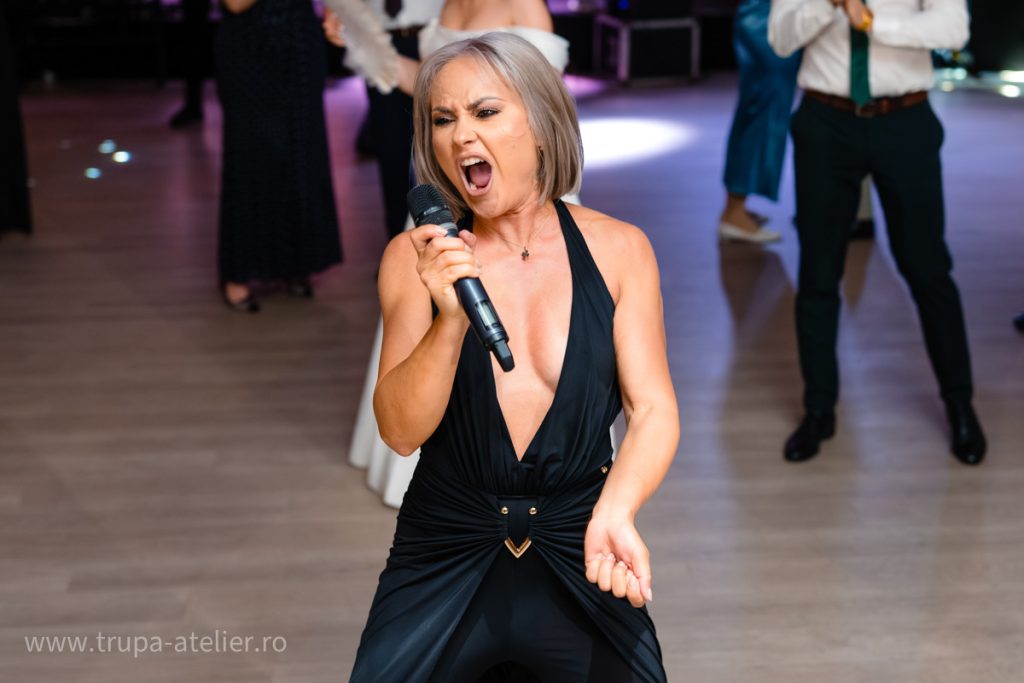 Sasha de la Trupa Atelier cântând la o nuntă la Reyna Events, București