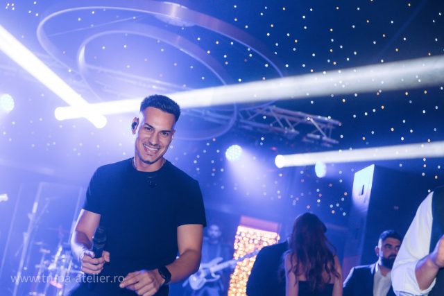 Robert, solistul trupei Atelier, cântând – nuntă la Anna Events, Târgu Jiu