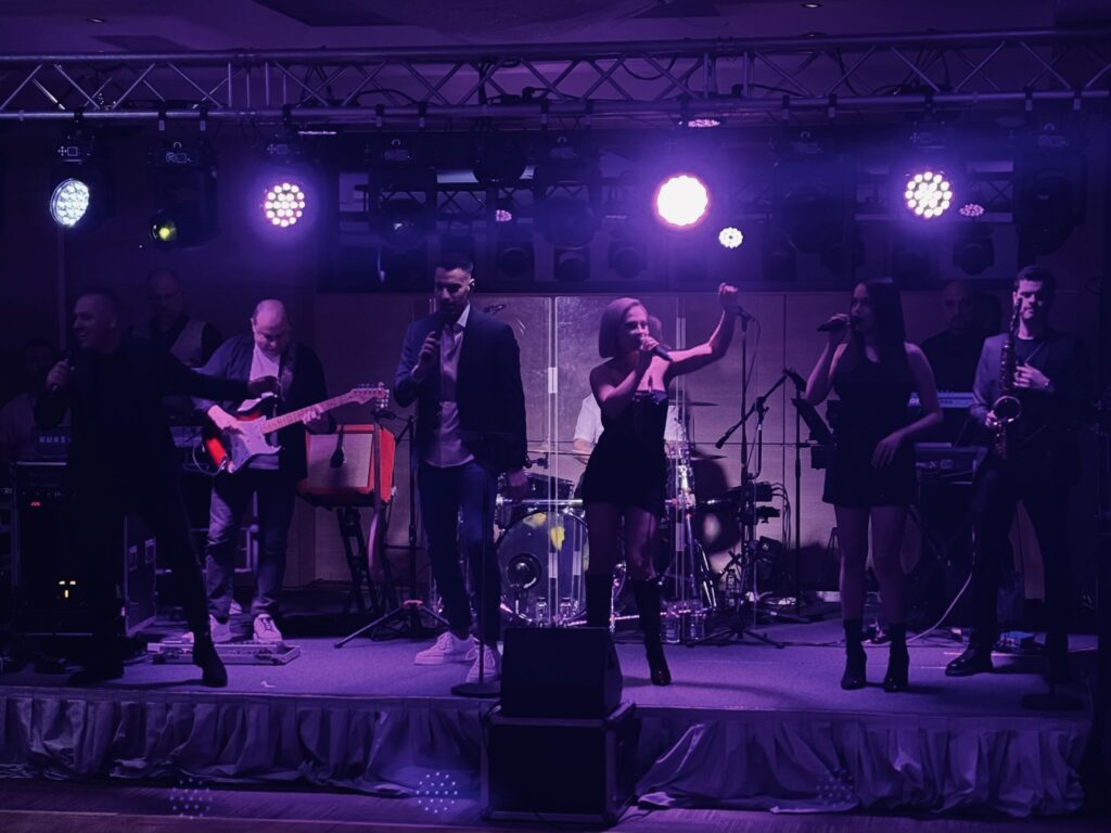 Sasha și Trupa Atelier cântă live pe scenă la o petrecere corporate la Hotel Ramada North din București