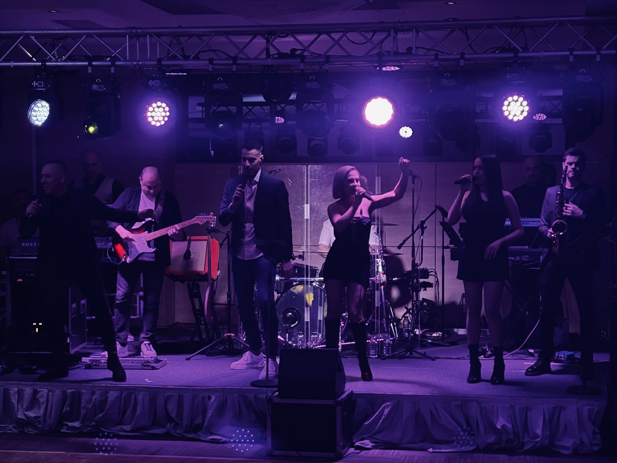 Trupa Atelier cântă live pe scenă la petrecerea corporate ANAT de la Hotel Ramada North București