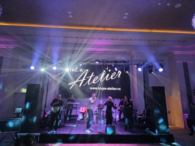 Trupa Atelier cântă live pe scenă la petrecerea corporate Toyota de la JW Marriott Grand Hotel București