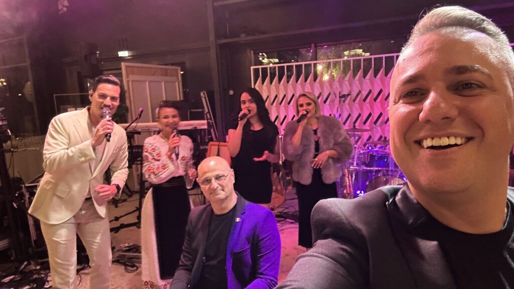 Selfie cu Vlad, Robert și trupa Atelier pe scenă – nunta Cătălin și Ioana, Lagoo Snagov