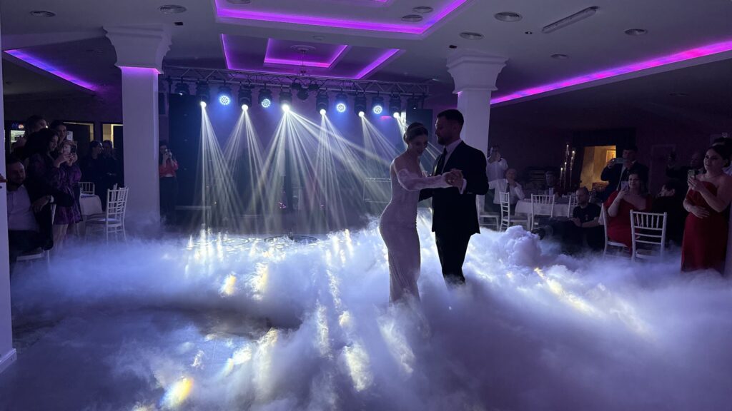 Dansul mirilor pe fum greu și lumini de scenă – Gabriela și Bogdan, Varuna Parc Găești