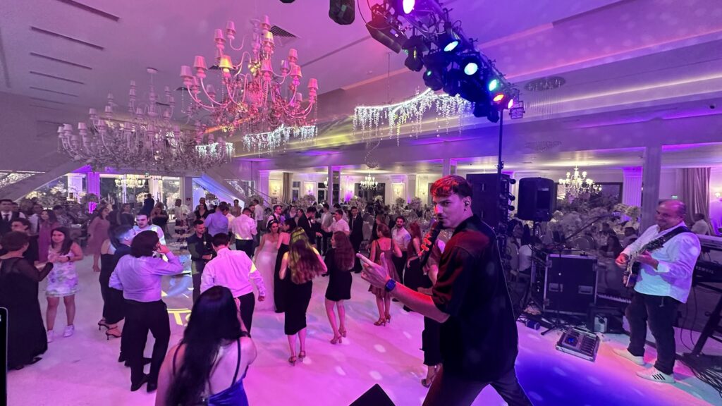 Membrii trupei Atelier cântând pe ring – nunta Mădălina și Alexandru, Château Blanc Slatina