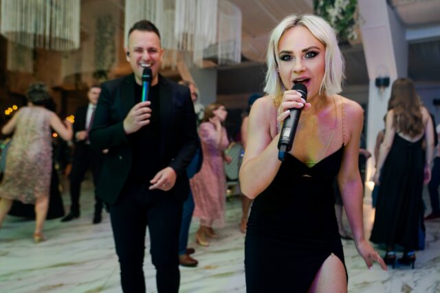 Sasha și Vlad de la Trupa Atelier cântând printre invitați – nunta Sorina și Aiman, Hanul Andriței Craiova