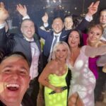 Selfie Trupa Atelier cu mirii Larisa și Răzvan