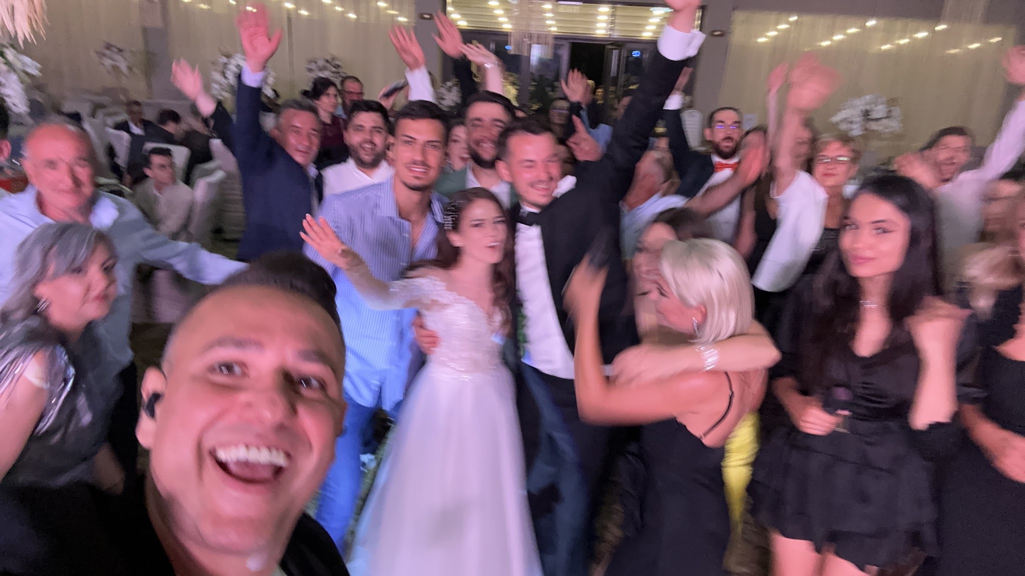 Selfie Trupa Atelier cu mirii Alexandra și George și invitații la nunta de la AVO Events Râmnicu Sărat