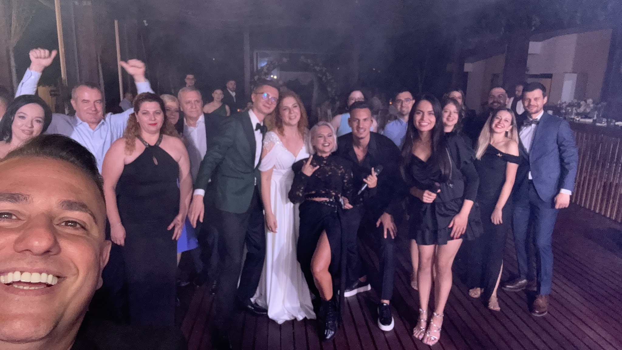 Selfie Trupa Atelier cu mirii Ana și Silviu și invitații la nunta de la Phoenix Cernica
