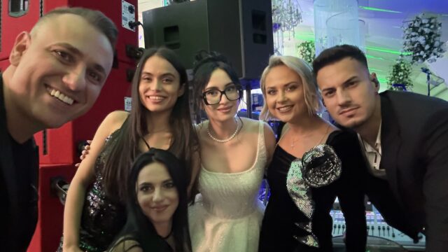 Selfie Trupa Atelier cu mirii Andreea-Mihaela și Andrei și invitații la nunta de la Hanul Andriței Craiova
