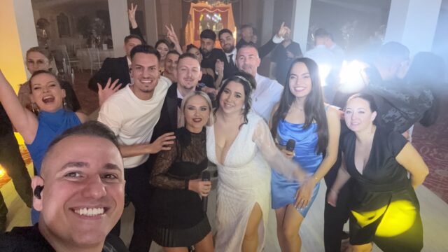 Selfie Trupa Atelier cu mirii Bianca și Bogdan și invitații la nunta de la Varuna Găești