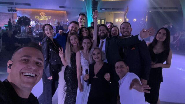 Selfie Trupa Atelier cu mirii Bianca și Tudor și invitații la nunta de la Serenity Codlea