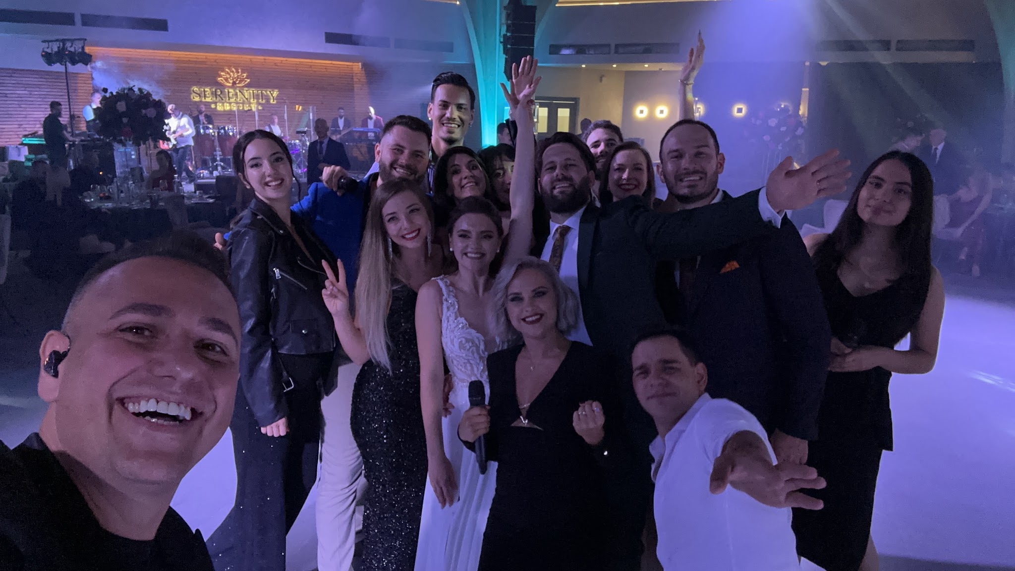 Selfie Trupa Atelier cu mirii Bianca și Tudor și invitații la nunta de la Serenity Codlea