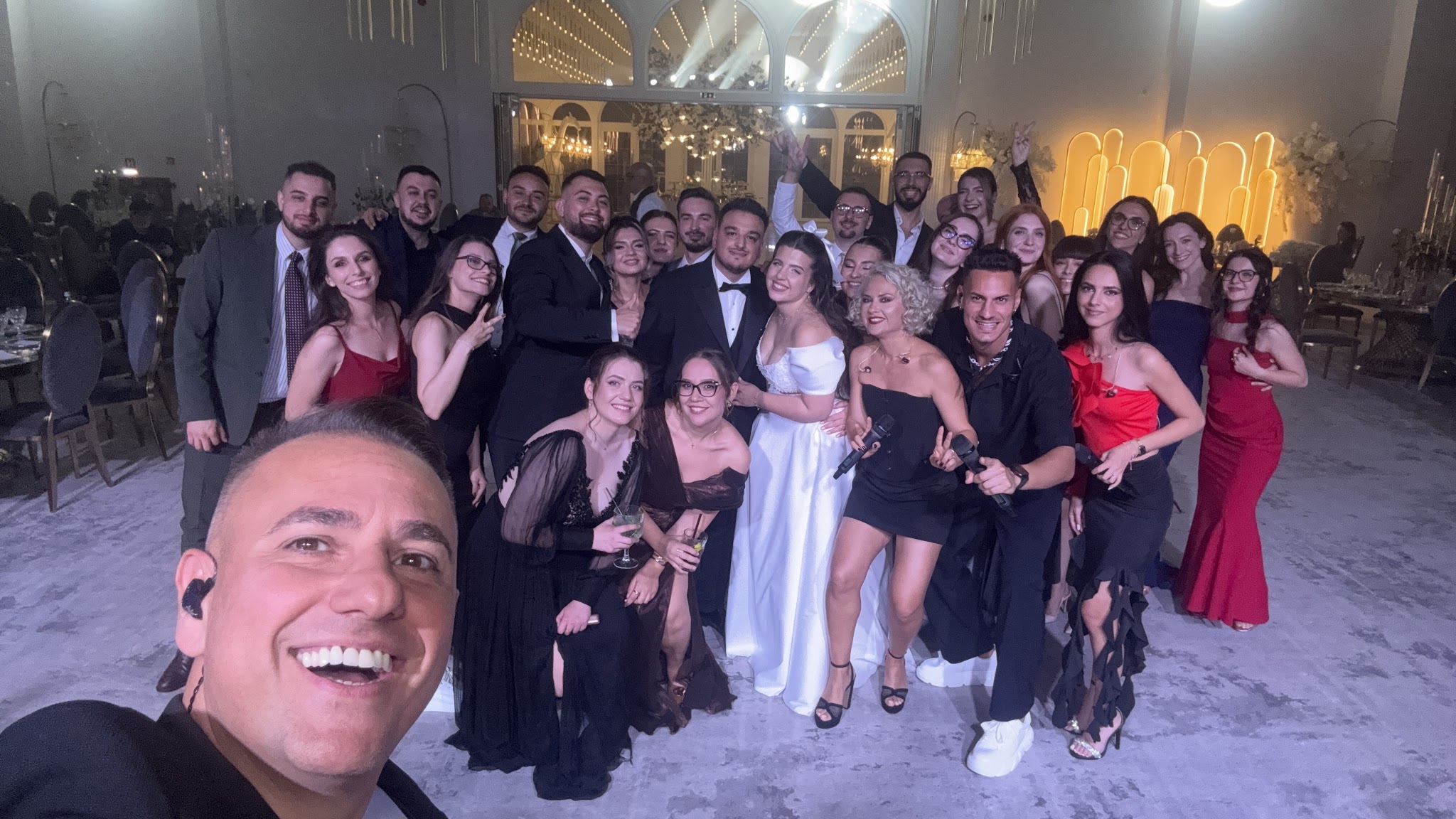 Selfie Trupa Atelier cu mirii Cătălina și Alexandru și invitații la nunta de la Dynasty by Helin Craiova